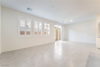 9122 Nostrand Ave in Las Vegas, NV - Building Photo - Building Photo