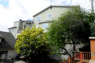 Eastbay Apartments in Seattle, WA - Building Photo - Building Photo