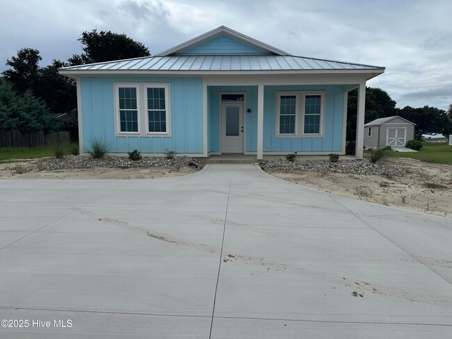 131 Fir St in Cedar Point, NC - Foto de edificio - Building Photo
