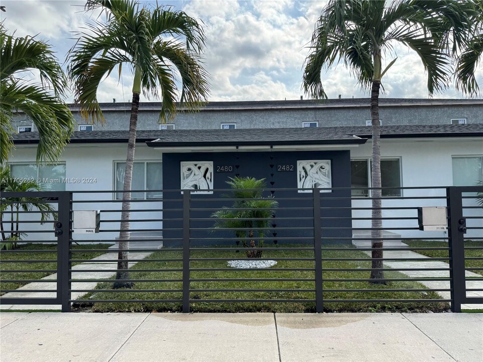 2480 NW 26th St in Miami, FL - Building Photo