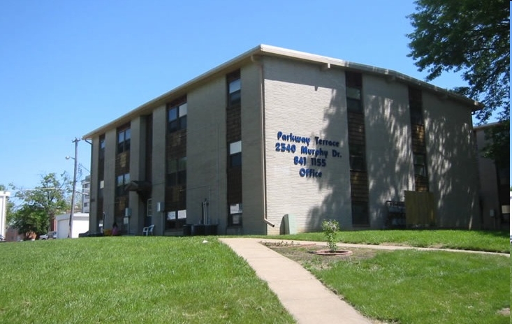 Parkway Terrace Apartments in Lawrence, KS - Foto de edificio