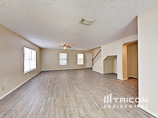 8015 Chestnut Barr Dr in Converse, TX - Building Photo - Building Photo