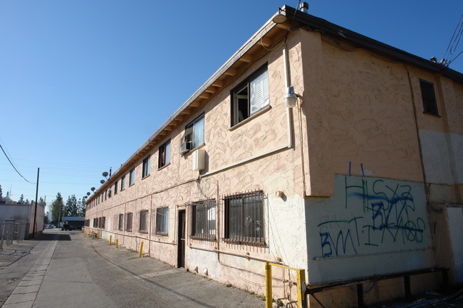 14919 Vanowen St in Van Nuys, CA - Building Photo - Building Photo