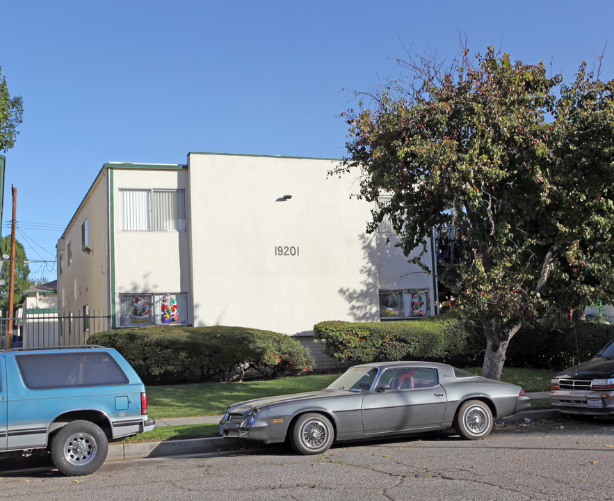 19201 Bryant St in Northridge, CA - Building Photo