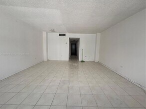905 Brickell Bay Dr, Unit 1823 in Miami, FL - Building Photo - Building Photo