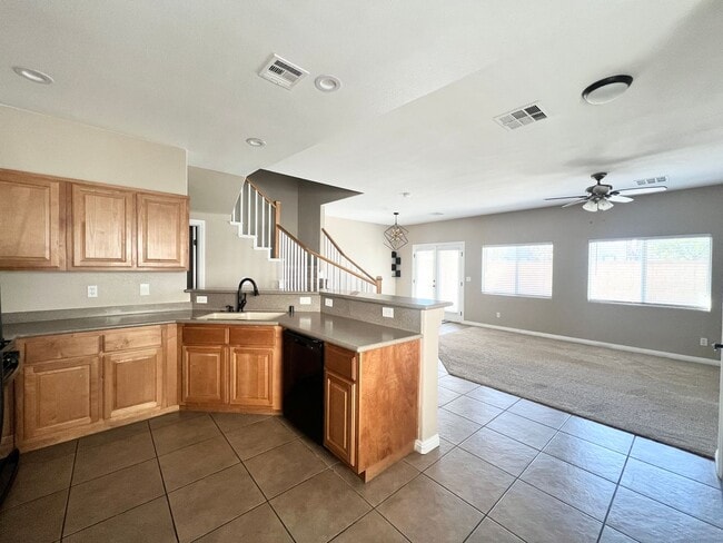 102 S Pointe Way in Las Vegas, NV - Building Photo - Building Photo