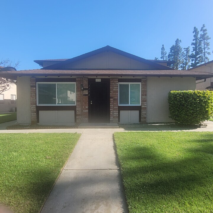 1170 W Calle de la Luna, Unit Apt 1 in Azusa, CA - Building Photo