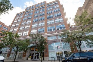 933 W Van Buren St in Chicago, IL - Building Photo
