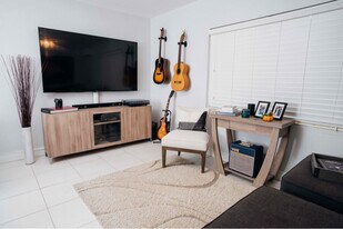 7901 SW 64th Ave in South Miami, FL - Building Photo