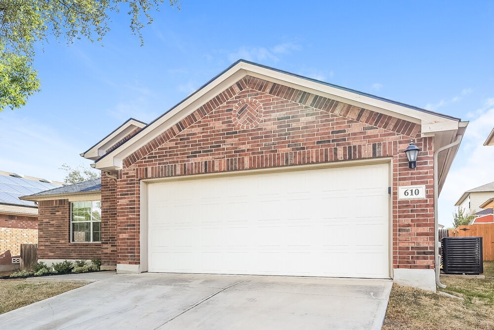 610 Point Meadow in San Antonio, TX - Building Photo