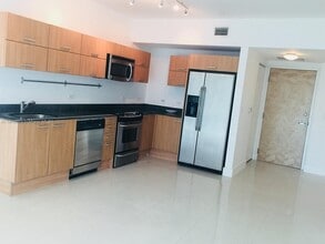 350 S Miami Ave in Miami, FL - Foto de edificio - Building Photo