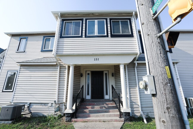 151 Wellington St in St Thomas, ON - Building Photo - Building Photo