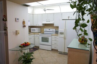 9820 S Hollybrook Lake Dr in Pembroke Pines, FL - Building Photo - Building Photo