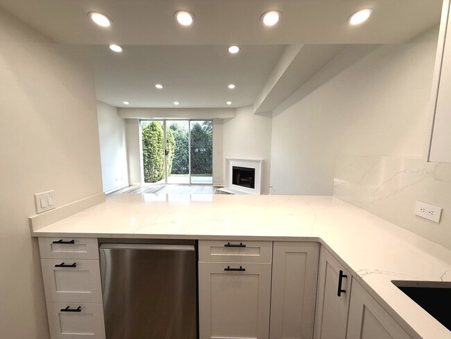 7825 Darien Lakes Dr in Darien, IL - Building Photo - Building Photo