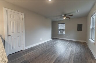 1350 N Porter Rd in Fayetteville, AR - Foto de edificio - Building Photo