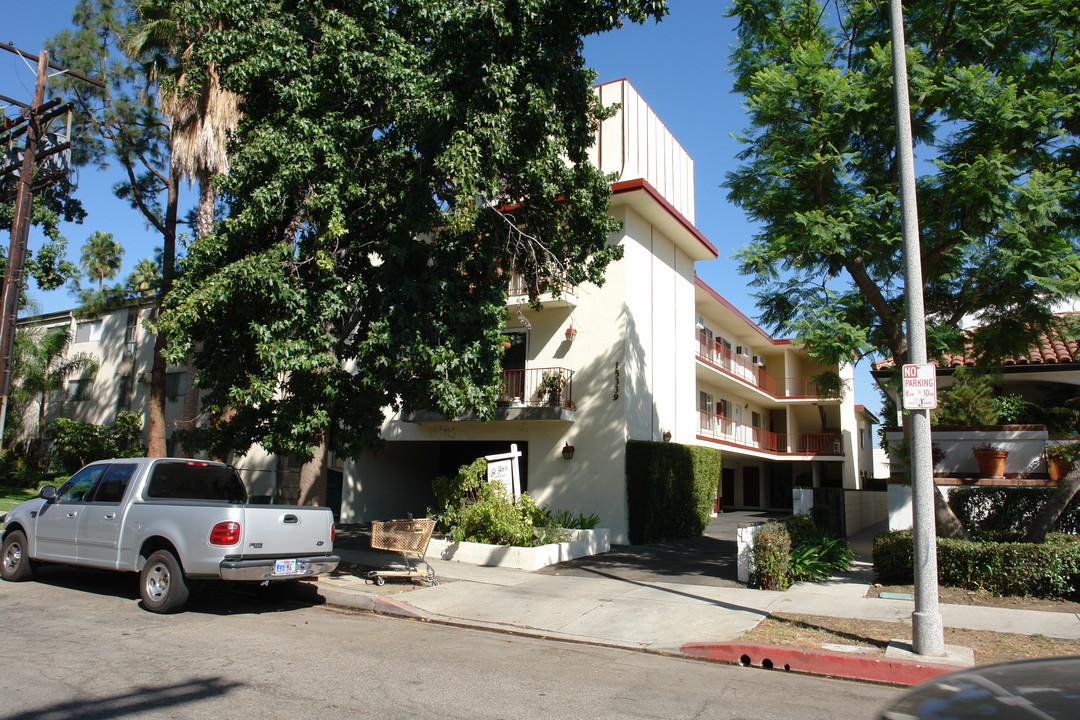 15339 Weddington St in Sherman Oaks, CA - Building Photo