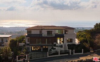 5811 Murphy Way in Malibu, CA - Building Photo