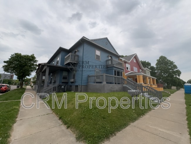 property at 302 E Walnut St