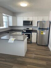 121 Marcelle Ave, Unit #4 in Port Orange, FL - Foto de edificio - Building Photo