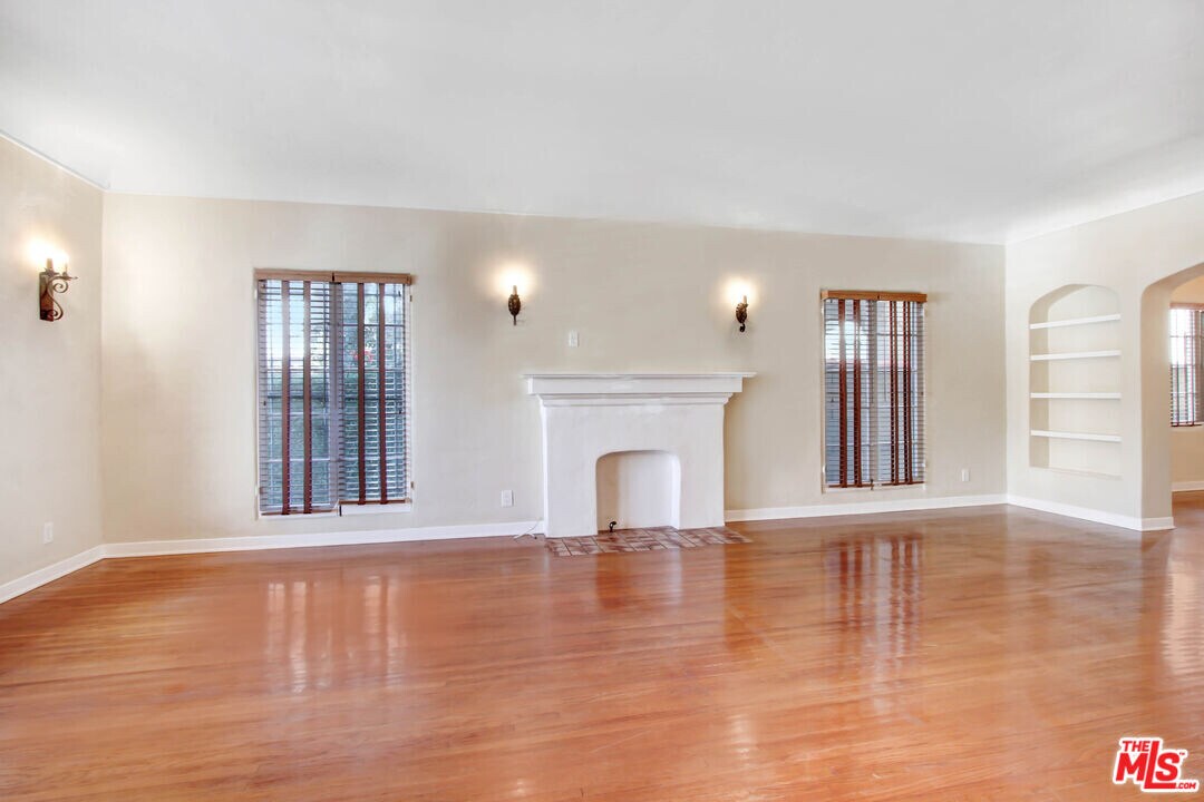 1020 Hi Point St in Los Angeles, CA - Building Photo