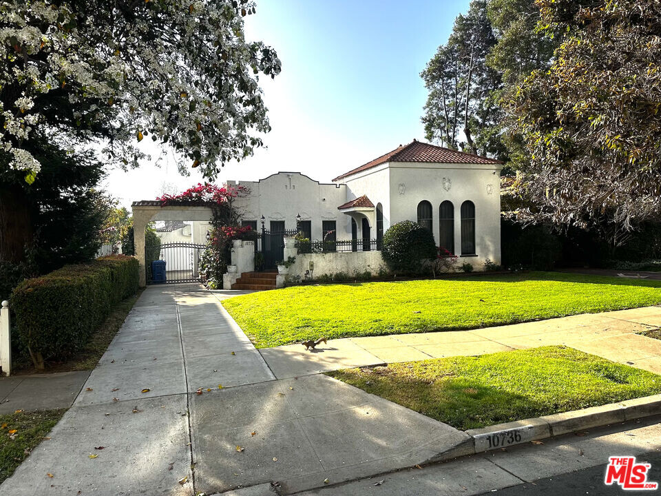 10736 Ashton Ave in Los Angeles, CA - Building Photo