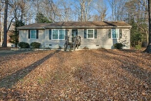6253 Adams Hunt Dr in Williamsburg, VA - Building Photo