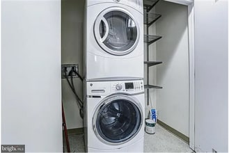 309 Holland Ln in Alexandria, VA - Foto de edificio - Building Photo