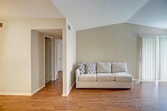 17401 Red Oak Dr, Unit Villas38 in Houston, TX - Building Photo - Building Photo