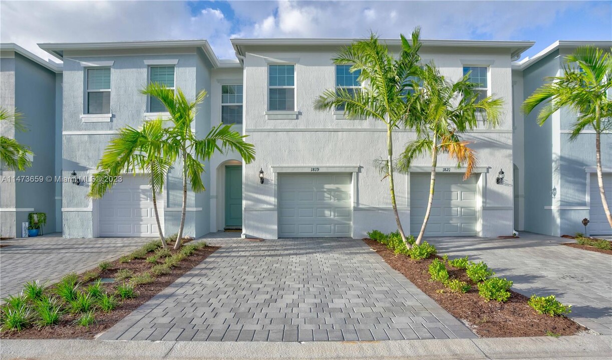 1819 SE Ocean Cove Way in Stuart, FL - Foto de edificio