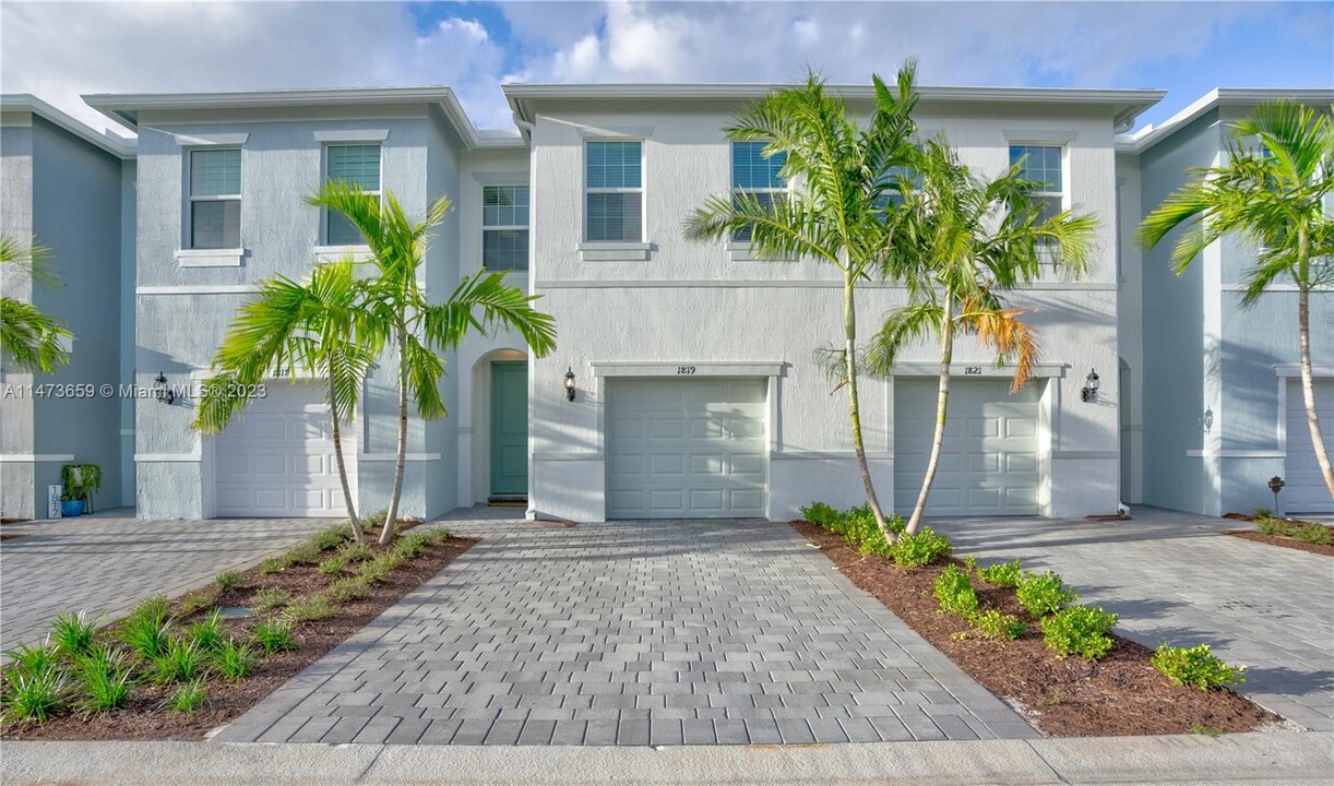 1819 SE Ocean Cove Way in Stuart, FL - Building Photo