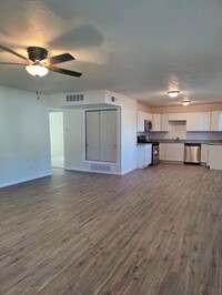 Northeastern Apts - Available Now in Albuquerque, NM - Foto de edificio - Building Photo