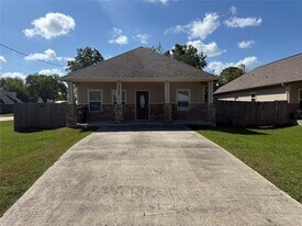 4742 19th St in Bacliff, TX - Building Photo