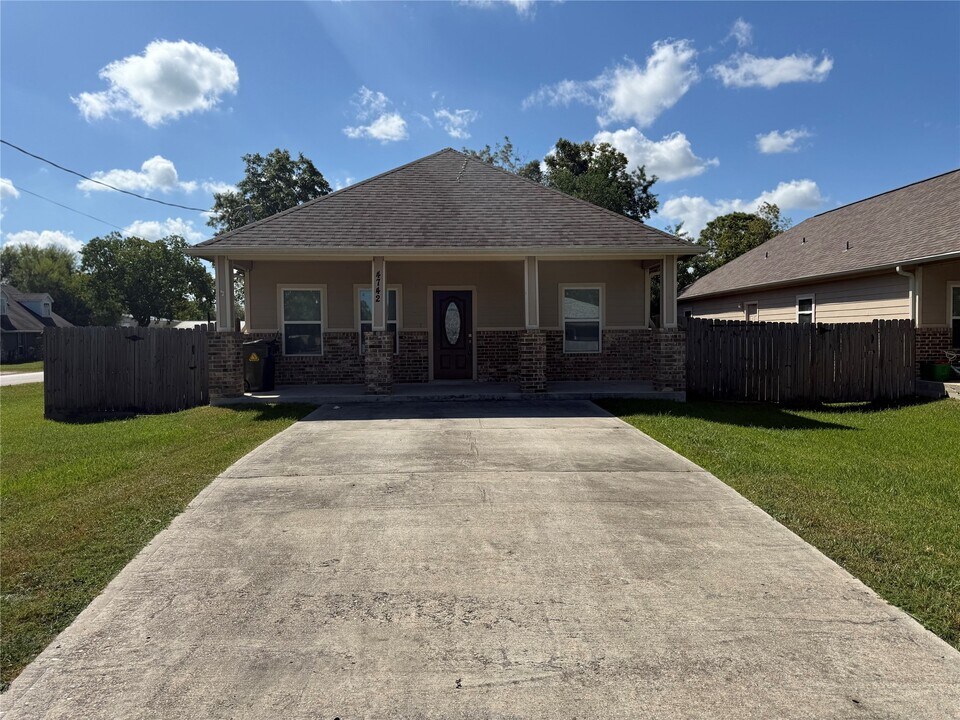 4742 19th St in Bacliff, TX - Building Photo