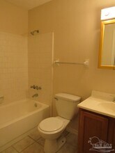 4909 Yacht Harbor Cir in Pensacola, FL - Foto de edificio - Building Photo