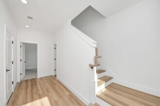 2420 Harrington St in Houston, TX - Building Photo - Building Photo