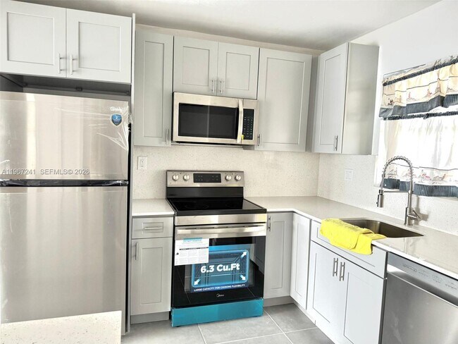 7980 N French Dr in Pembroke Pines, FL - Building Photo - Building Photo