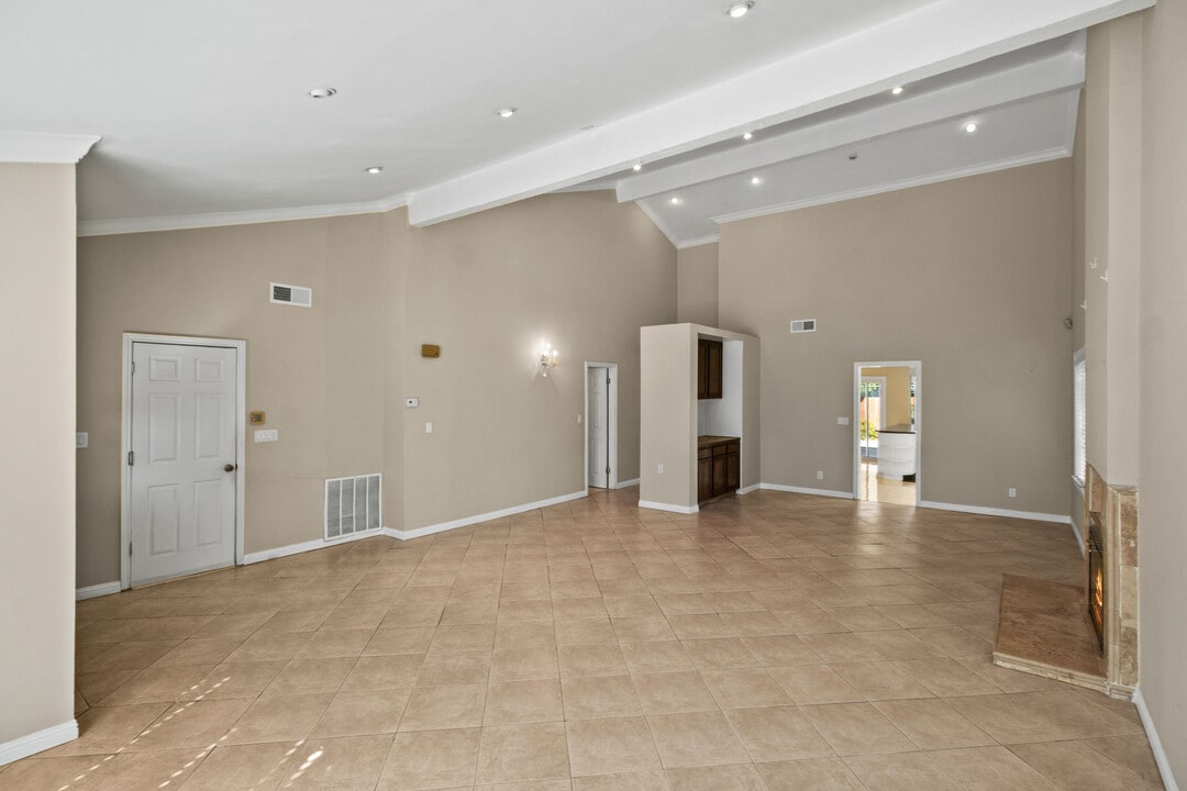 18123 Delano St in Los Angeles, CA - Building Photo