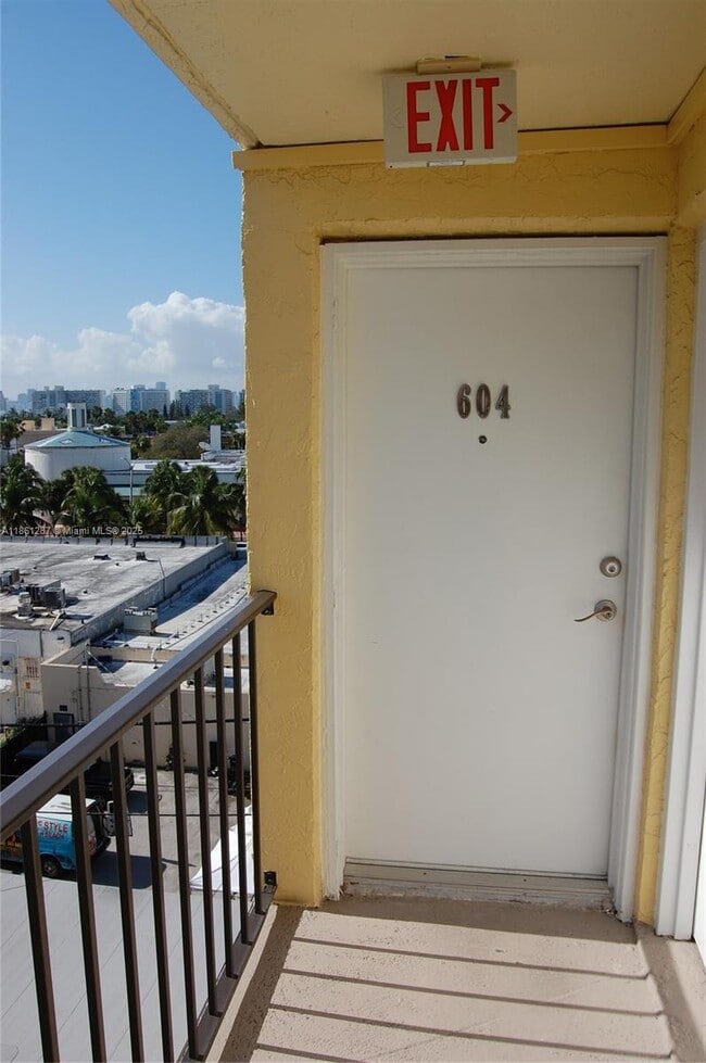 1334 Collins Ave in Miami Beach, FL - Building Photo - Building Photo