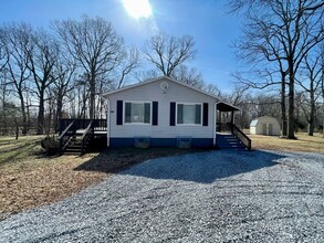 1074 Wisecarver Rd in Rustburg, VA - Foto de edificio - Building Photo