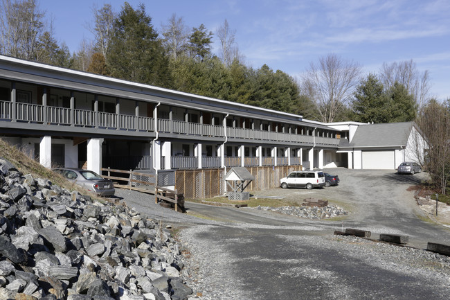 15 Plum Rd in Weaverville, NC - Foto de edificio - Building Photo