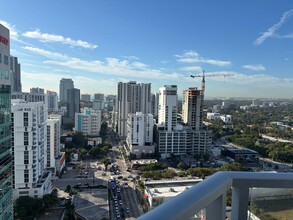 185 SW 7th St, Unit 25 in Miami, FL - Building Photo - Building Photo