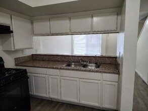 2010 Larcus Ave in Bakersfield, CA - Building Photo - Building Photo