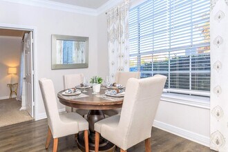 Cypress Lake in Houston, TX - Foto de edificio - Building Photo