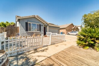 1874 Woodland Dr in Yuba City, CA - Building Photo - Building Photo