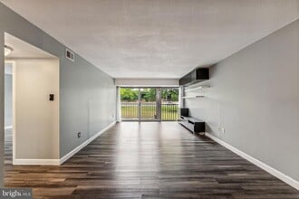 1300 Army Navy Dr, Unit 105 in Arlington, VA - Foto de edificio - Building Photo