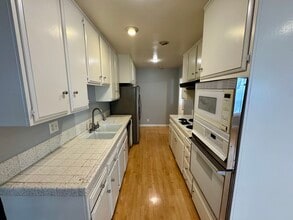 1250 N Kings Rd, Unit 303 in West Hollywood, CA - Building Photo - Building Photo