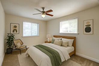 Barclay Apartments and Fairfax Court in Chevy Chase, MD - Foto de edificio - Building Photo