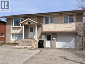 264 Fischer-Hallman Rd in Kitchener, ON - Building Photo