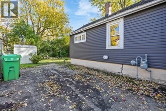 374 Kerby St in Petrolia, ON - Building Photo - Building Photo