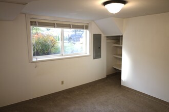 5105 SE Tibbetts St, Unit basement in Portland, OR - Building Photo - Building Photo